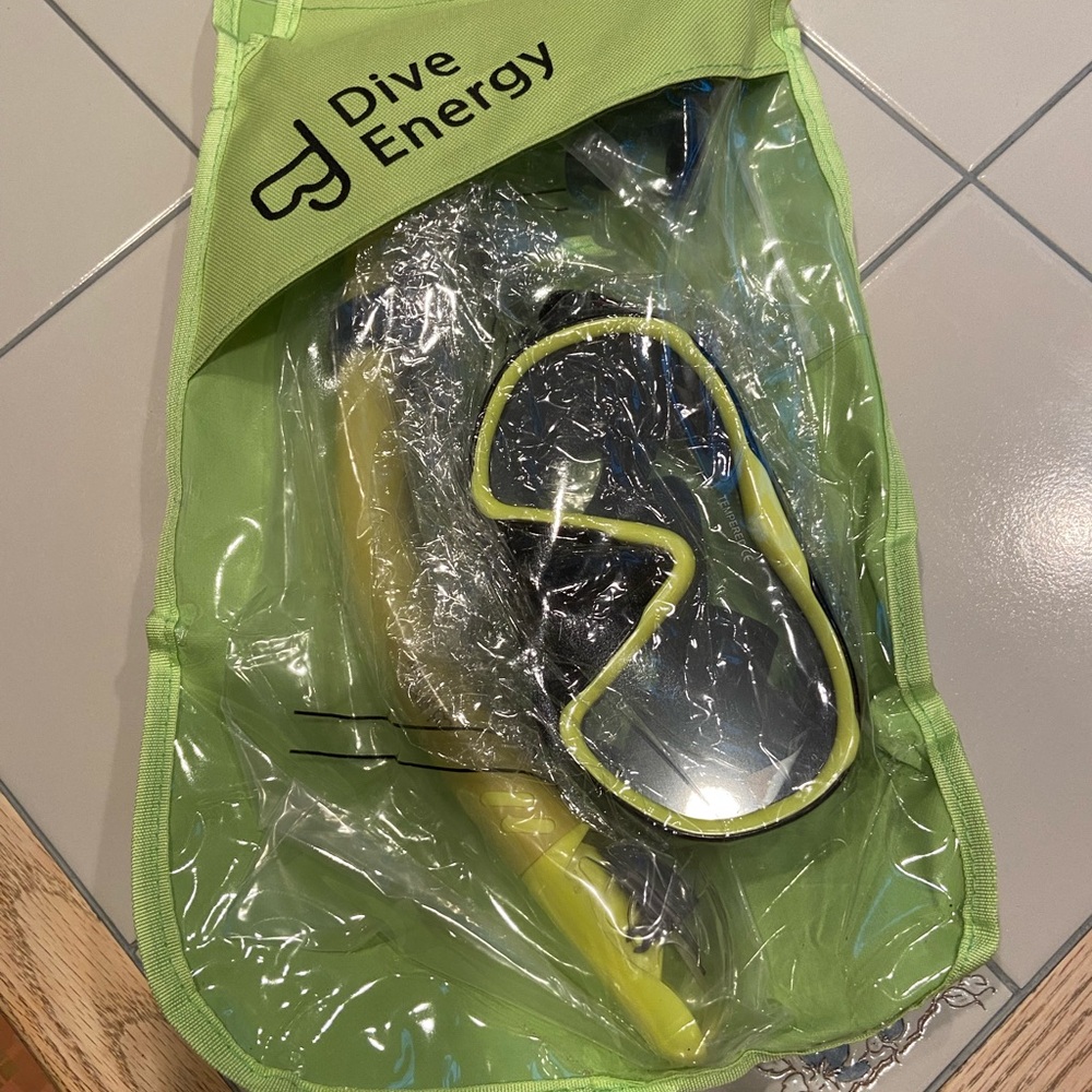 Never used! Dive Energy Snorkel Set with Green Bag